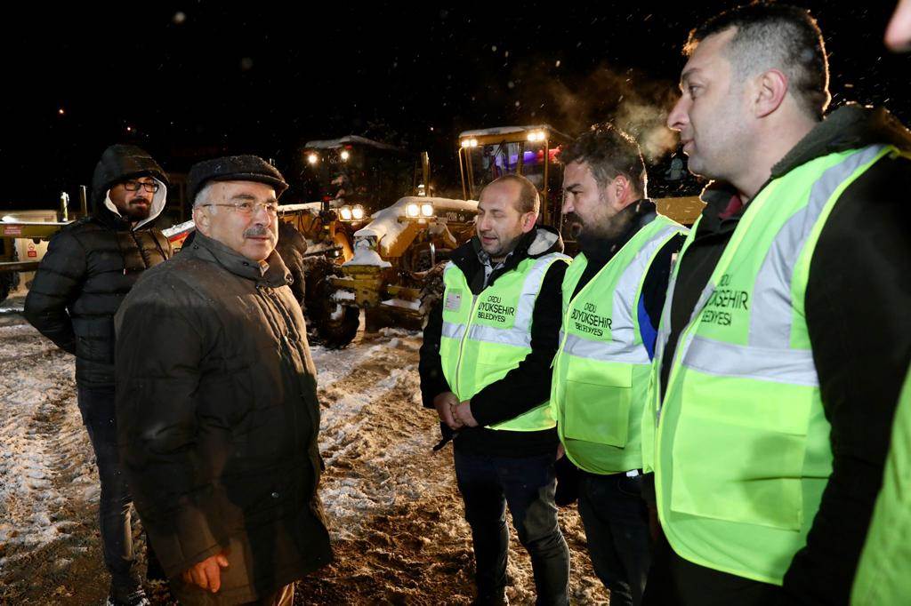 BAŞKAN GÜLER KAR MESAİSİNDE